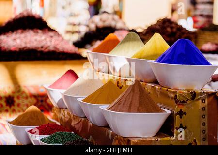 Bols blancs avec assortiment aromatique coloré aromatisant placé sur la stalle du marché local en Egypte le jour ensoleillé en ville Banque D'Images