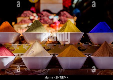 Bols blancs avec assortiment aromatique coloré aromatisant placé sur la stalle du marché local en Egypte le jour ensoleillé en ville Banque D'Images
