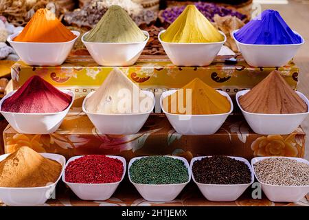 Bols blancs avec assortiment aromatique coloré aromatisant placé sur la stalle du marché local en Egypte le jour ensoleillé en ville Banque D'Images