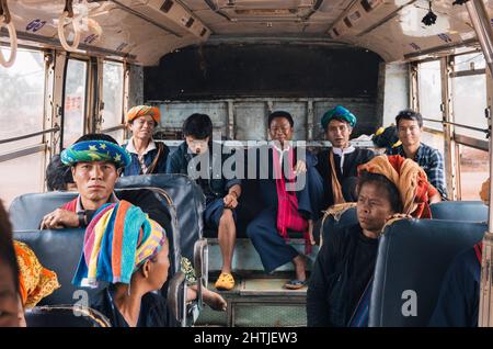 Kakku, Myanmar - 04.16.2017: Hommes asiatiques de la minorité ethnique Karen avec une serviette traditionnelle turban en bus Banque D'Images