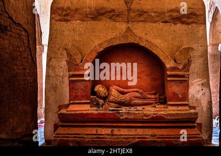 Ancienne sculpture de Bouddha endormi placée au mur en pierre de merde situé dans le temple de Dhammayangyi dans la colonie de Bagan au Myanmar Banque D'Images