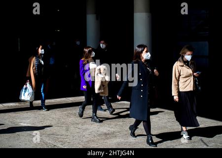 Barcelone, Espagne. 01st mars 2022. Les participants portant leur masque facial obligatoire de FFP2 se promèteront au Mobile World Congress 2022 de Barcelone, l'un des événements les plus importants pour les technologies mobiles et un plateau de lancement pour les smartphones, les technologies futures, les appareils et les périphériques. L'édition 2022 s'étend sur le thème général de la connectivité déchaînée et tente de retrouver la normalité après son annulation en 2020 et une édition réduite en 2021 en raison de la pandémie DE CORONA. Credit: Matthias Oesterle/Alamy Live News Banque D'Images