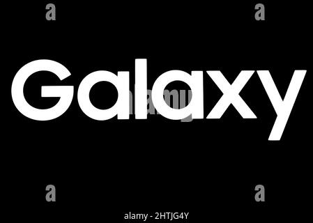 Barcelone, Espagne. 01st mars 2022. Barcelone, Espagne. 01 März, (le logo Galaxy est illuminé à l'extérieur d'un pavillon lors du Mobile World Congress annuel, à Barcelone, l'un des événements les plus importants pour les technologies mobiles et un plateau de lancement pour les smartphones, les technologies futures, les appareils et les périphériques. L'édition 2022 s'étend sur le thème général de la connectivité déchaînée et tente de retrouver la normalité après son annulation en 2020 et une édition réduite en 2021 en raison de la pandémie DE CORONA. Credit: Matthias Oesterle/Alamy Live News Banque D'Images