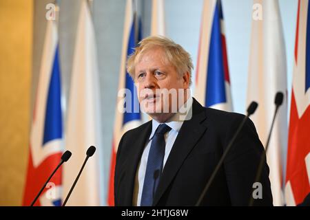 Le Premier ministre Boris Johnson assiste à une conférence de presse avec le Premier ministre polonais Mateusz Morawiecki à la Chancellerie de Varsovie, en Pologne. Date de la photo: Mardi 1 mars 2022. Banque D'Images