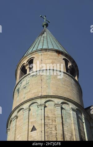 Stiftskirche St. Cyriakus à Gernrode, Harz, Deutschland sous le ciel bleu par temps froid. Banque D'Images