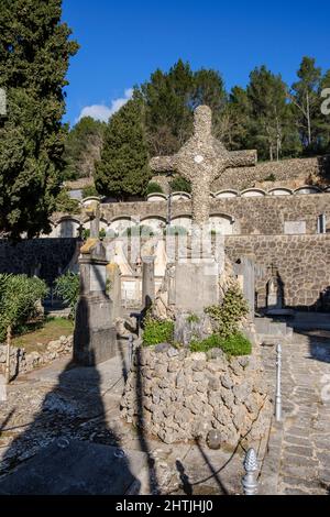 Grande croix et pins, cimetière d'Esporles, Majorque, Iles Baléares, Espagne Banque D'Images