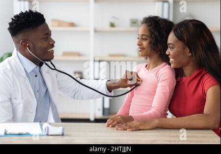 Mère et fille noires ayant passé un examen de santé au pédiatre Banque D'Images