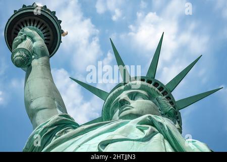 La Statue de la liberté sur Liberty Island au milieu du port de New York, Manhattan, New York - Etats-Unis. Banque D'Images