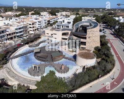 Centre d'interprétation de Cabrera, vue sur le bâtiment et piscines, Colònia de Sant Jordi, ses Salines, Majorque, Iles Baléares, Espagne Banque D'Images