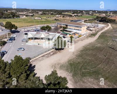 CEIP Colònia de Sant Jordi, vue aérienne de l'Ecole d'enfance et d'enseignement primaire, ses Salines, Majorque, Iles Baléares, Espagne Banque D'Images