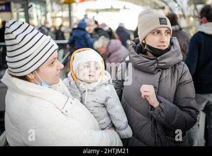 Berlin, Allemagne. 01st mars 2022. Les sœurs Ioanna (r) et Anna se tiennent avec le petit Aaron (8 mois) sur la piste de la gare centrale après leur évasion de Kiev. Ils sont arrivés de Varsovie en train avec une autre sœur, leur mère et deux enfants. Credit: Kay Nietfeld/dpa/Alay Live News Banque D'Images