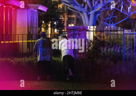 Sacramento, États-Unis. 28th févr. 2022. Les passants regardent un lieu de crime où un père a tué ses trois filles et leur chaperon et lui-même à l'intérieur de l'église de Sacramento, en Californie, le lundi 28 février 2022. (Photo de Rahul Lal/Sipa USA) crédit: SIPA USA/Alay Live News Banque D'Images