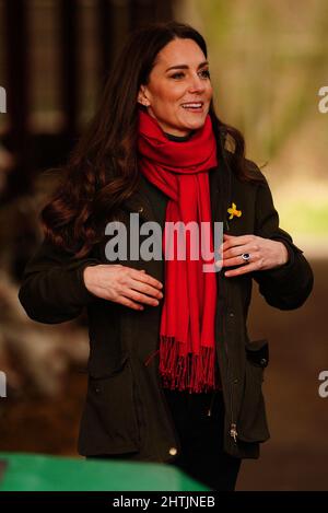 La duchesse de Cambridge à Pant Farm près d'Abergavenny, une ferme de chèvres qui fournit du lait à un producteur de fromage local depuis près de 20 ans, lors d'une visite à Abergavenny et Blaenavon au pays de Galles. Date de la photo: Mardi 1 mars 2022. Banque D'Images