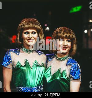Mary und Gordy, deutsches Travestie-Duo, bestehend aus Georg Preuße (liens) und Reiner Kohler, als Frauen in der Show 'Willkommen im Club', Deutschland 1986. Banque D'Images
