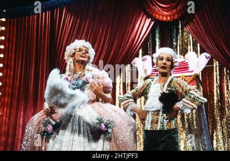 Mary und Gordy, deutsches Travestie-Duo, bestehend aus Georg Preuße (liens) und Reiner Kohler, in ihrem Programm 'Frau'n, Frau'n Frau'n', Deutschland 1986. Banque D'Images
