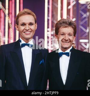 Mary und Gordy, deutsches Travestie-Duo, Bestehend aus Georg Preuße (liens), Reiner Kohler, im Abendanzug, Deutschland, UM 1987. Banque D'Images