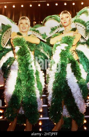 Mary und Gordy, deutsches Travestie-Duo, bestehend aus Georg Preuße (rechts) und Reiner Kohler, in ihrem Programm 'Frau'n, Frau'n Frau'n', Deutschland 1986. Banque D'Images