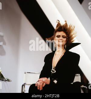 Fürstin Gloria von Thurn und taxis mit Punkfrisur des Münchner Star-Coiffeurs Gerhard Meir, Portrait von 1986. Princess Gloria von Thurn und taxis avec Punk hairstyle by Munich star coiffure Gerhard Meir, Portrait 1986. Banque D'Images