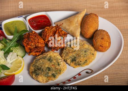 Variété d'en-cas frits typiques Banque D'Images