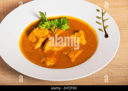 Savoureux plat de curry de poulet au beurre de cuisine indienne. Banque D'Images