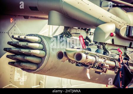 SLIAC, SLOVAQUIE - 29 AOÛT 2015 : missile à ailes sous l'aile d'un combattant. Lance-roquettes sur le chasseur à réaction. Armement de l'avion. Banque D'Images