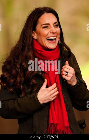 La duchesse de Cambridge à Pant Farm près d'Abergavenny, une ferme de chèvres qui fournit du lait à un producteur de fromage local depuis près de 20 ans, lors d'une visite à Abergavenny et Blaenavon au pays de Galles. Date de la photo: Mardi 1 mars 2022. Banque D'Images