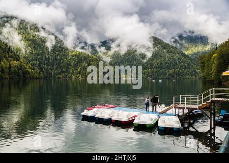 Abkhazie, le 29 septembre 2019 : le lac Ritsa et les montagnes de la République d'Abkhazie. Banque D'Images