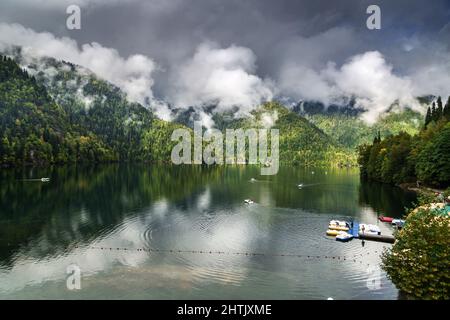 Abkhazie, le 29 septembre 2019 : le lac Ritsa et les montagnes de la République d'Abkhazie. Banque D'Images