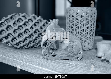 Prototype de coeur humain et objets d'art imprimé sur l'imprimante 3D. Banque D'Images