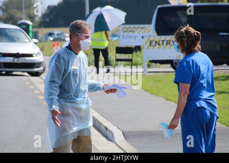 Christchurch, Nouvelle-Zélande. 28th févr. 2022. Les responsables du site de test gèrent les longues files d'attente des personnes qui attendent d'être testées.un grand nombre de personnes souhaitant être testées à Christchurch font la queue sur un site de test près de l'aéroport, une file d'attente de plus de 2,5 km, ce qui équivaut à un temps d'attente d'environ deux heures. Les cas sont autour de 15 000 par jour, avec des cas ont donné à doubler dans la semaine suivante ou ainsi. Crédit: SOPA Images Limited/Alamy Live News crédit: SOPA Images Limited/Alamy Live News Banque D'Images