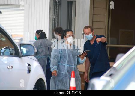 Christchurch, Nouvelle-Zélande. 28th févr. 2022. Le personnel de test organise de longues files d'attente de personnes qui attendent d'être testées.un grand nombre de personnes souhaitant être testées à Christchurch font la queue sur un site de test près de l'aéroport, une file d'attente de plus de 2,5 km, ce qui équivaut à un temps d'attente d'environ deux heures. Les cas sont autour de 15 000 par jour, avec des cas ont donné à doubler dans la semaine suivante ou ainsi. Crédit: SOPA Images Limited/Alamy Live News crédit: SOPA Images Limited/Alamy Live News Banque D'Images