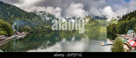 Abkhazie, le 29 septembre 2019 : le lac Ritsa et les montagnes de la République d'Abkhazie. Banque D'Images