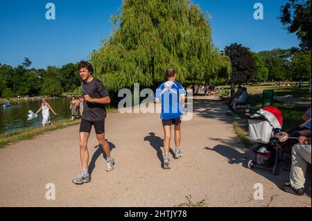 Paris, France, petit groupe Français jogging dans le parc, Bois de Vincennes, vêtements de sport Banque D'Images