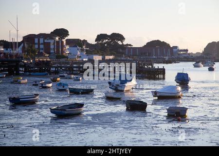 Petits bateaux reposant sur la boue à marée basse, bancs de sable à Poole Banque D'Images