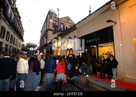 En face de la file d'attente boutique Gucci, Via Calabritto, Naples, Campanie, Italie Banque D'Images