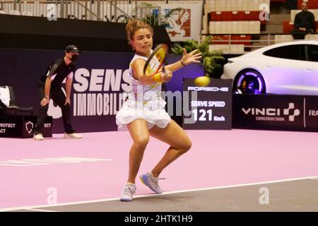 Jasmine Paolini (ITA) en action contre Irina Maria Bara (ROM) lors de l'Open 6e sens, Métropole de Lyon 2022, WTA 250 tennis Tournament le 28 février 2022 au Palais des Sports de Gerland à Lyon, France - photo Patrick Cannaux / DPPI Banque D'Images