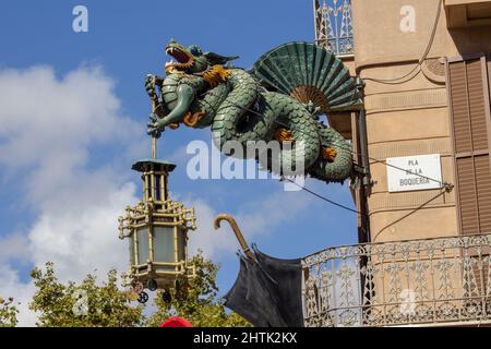 BARCELONE, ESPAGNE - 4 OCTOBRE 2019 dragon chinois, Casa Bruno Cuadros sur Las Ramblas Banque D'Images