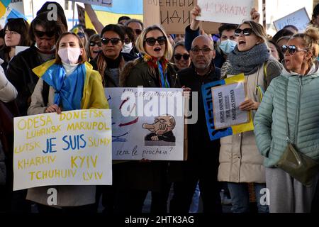 Les manifestants tiennent des pancartes et brandent des slogans pendant la manifestation. Des Ukrainiens de France et leurs partisans ont manifesté dans les rues de Marseille pour protester contre l'invasion russe de l'Ukraine. Banque D'Images