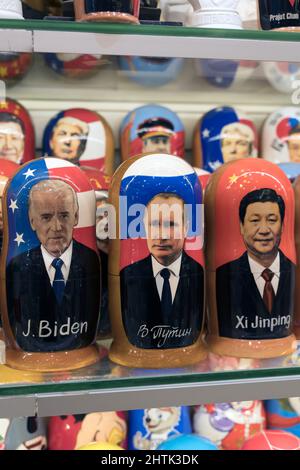 Moscou, Russie - 28 février 2022 : Poutine, Biden et Xi Jinping sous forme de poupées de nidification russes dans une boutique de cadeaux à Moscou. Relations entre la Russie, les Etats-Unis et la Chine. Photo de haute qualité Banque D'Images