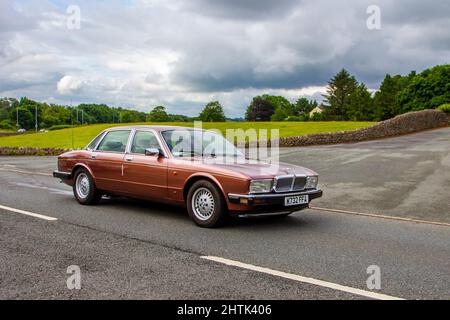 1992 90s années quatre-vingt-dix de bronze Grande-Bretagne Jaguar XJ 6 4LK 3098cc berline essence de luxe en route vers Leighton Hall classique août car show Carnforth, Royaume-Uni Banque D'Images