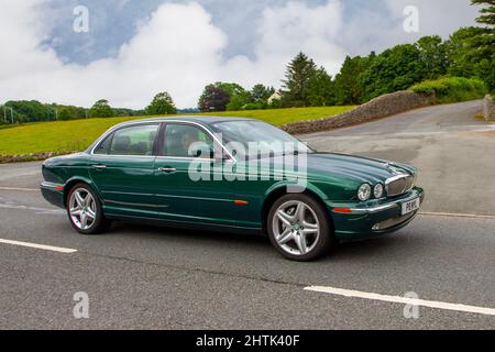 2005 vert vintage Britannique Jaguar XJ V8 Super LWB 4196cc berline de luxe essence en route vers Leighton Hall classique du mois d'août, exposition automobile Carnforth, Royaume-Uni Banque D'Images