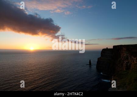 Les falaises de Moher au coucher du soleil, comté de Clare, Irlande Banque D'Images