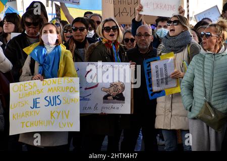 Les manifestants tiennent des pancartes et brandent des slogans pendant la manifestation. Des Ukrainiens de France et leurs partisans ont manifesté dans les rues de Marseille pour protester contre l'invasion russe de l'Ukraine. (Photo de Gerard Bottino / SOPA Images / Sipa USA) Banque D'Images