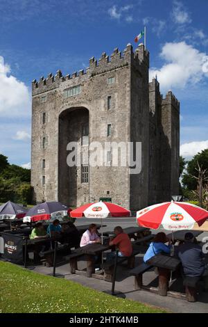 Château de Bunratty, château de 15th ans construit pour le clan MacNamara avec le pub de Durty Nelly, Bunratty, comté de Clare, Irlande Banque D'Images