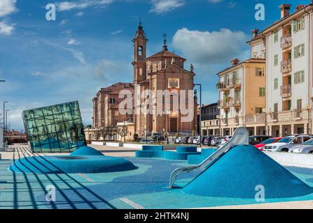 Fossano, Cuneo, Italie - 27 février 2022 : la nouvelle Piazza Vittorio Veneto moderne avec le cube de miroirs, en arrière-plan Eglise de la Sainte Trinité (1 Banque D'Images