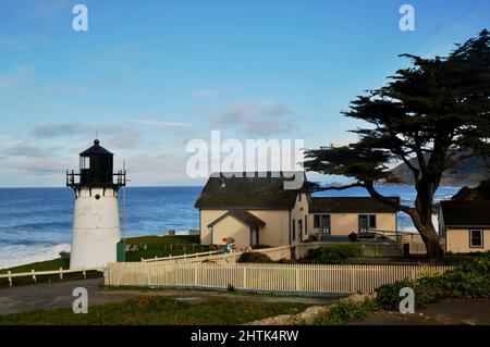 Phare de Coastguard historique de 1875 points Montara, transformé en hébergement en auberge de jeunesse le long de la côte accidentée/falaises surplombant l'océan Pacifique, Montara, CA, Etats-Unis Banque D'Images