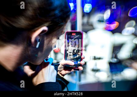 Barcelone, Espagne. 01st mars 2022. Barcelone, Espagne. Mars 1st 2022: Une inspection des visiteurs prend une photo du Barman 5G lors du Mobile World Congress 2022 à Barcelone, l'un des événements les plus importants pour les technologies mobiles et un lancement pour les smartphones, les technologies futures, les appareils et les périphériques. L'édition 2022 s'étend sur le thème général de la connectivité déchaînée et tente de retrouver la normalité après son annulation en 2020 et une édition réduite en 2021 en raison de la pandémie DE CORONA. Credit: Matthias Oesterle/Alamy Live News Banque D'Images