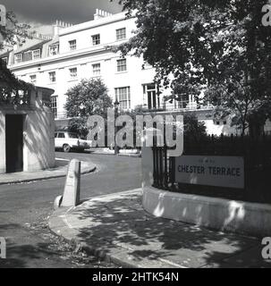 1960s, historique, vue sur Chester Terrace, NW1, Londres, Angleterre, Royaume-Uni. Vu ici un segment de la terrasse de maisons néo-classiques, significatif parce qu'il a la plus longue façade ininterrompue dans le parc de Regents. Sur le panneau de rue, les lettres C.E, P.C et l'emblème de la couronne, indiquant que le détenteur libre des propriétés est le domaine de la Couronne, une collection historique de terres et de propriétés appartenant à la monarchie britannique et l'une des plus grandes compagnies de gestion immobilière du Royaume-Uni. Banque D'Images