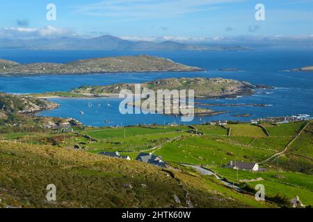 Vue sur la baie de Derrynane jusqu'à la péninsule de Beara, Ring of Kerry, péninsule d'Iveragh, comté de Kerry, Irlande Banque D'Images