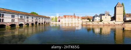 Le barrage Vauban sur la rivière Ill et le bâtiment ENA à Strasbourg. Banque D'Images